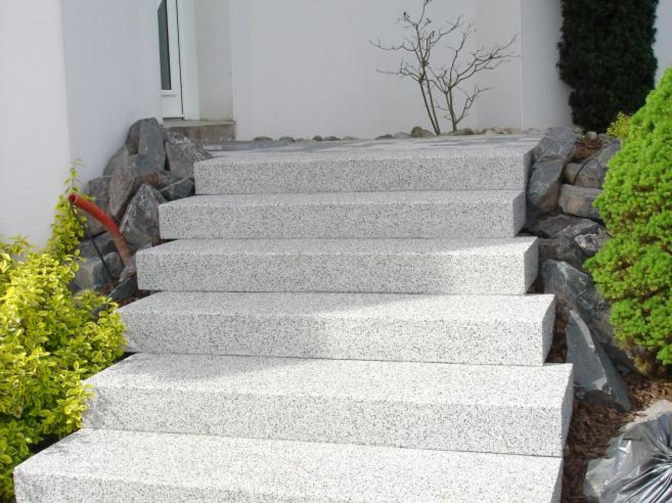 Escaliers d'accès de la cours à l'habitation et plantations à Épinal