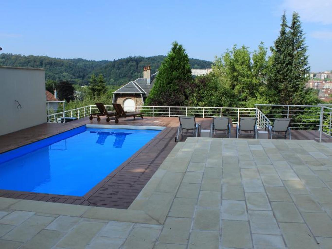 Création d'une terrasse en pierre aux abords d'une piscine à Épinal