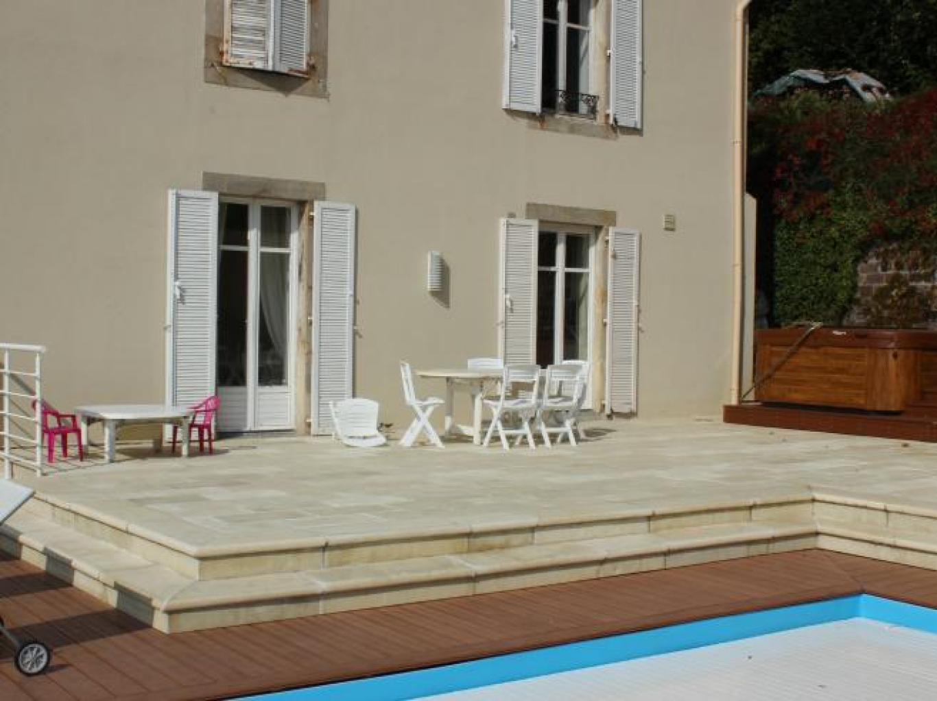 Création d'une terrasse en pierre aux abords d'une piscine à Épinal
