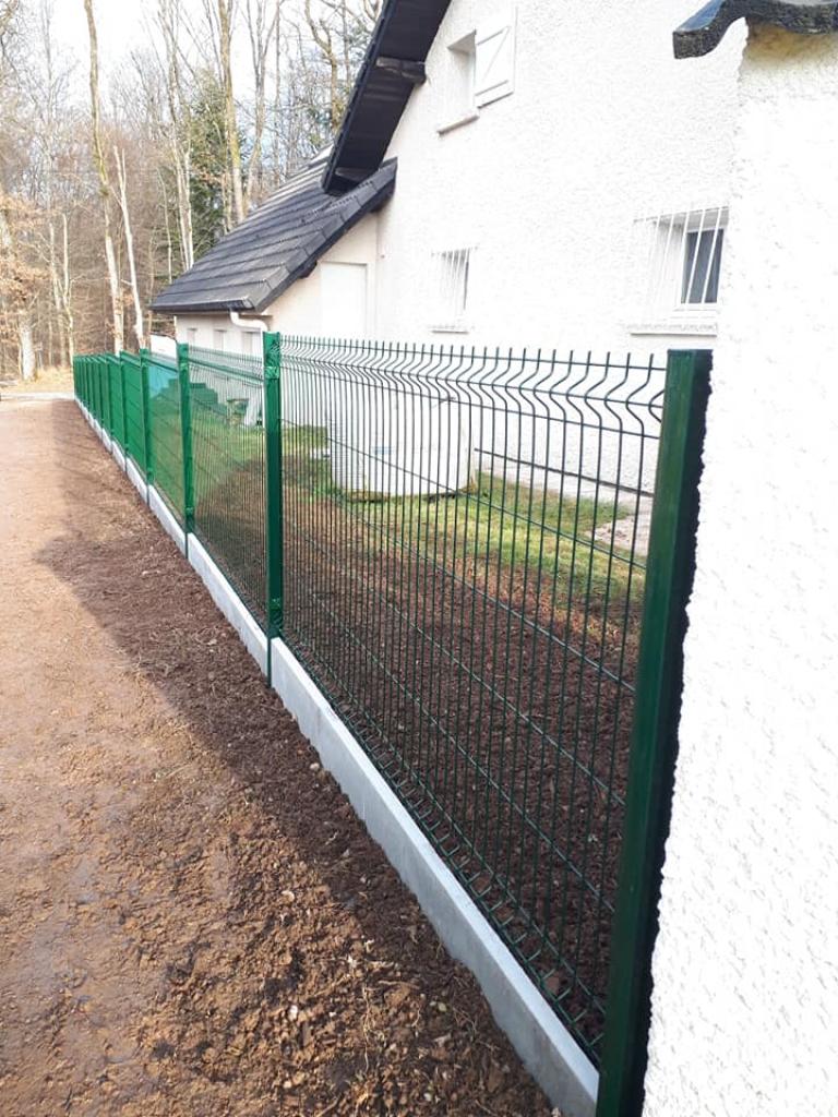 Mise en place d'une clôture rigide avec dalle de soubassement à côté d'Épinal