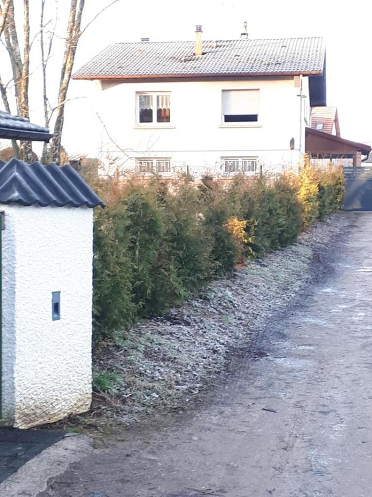 Mise en place d'une clôture rigide avec dalle de soubassement à côté d'Épinal