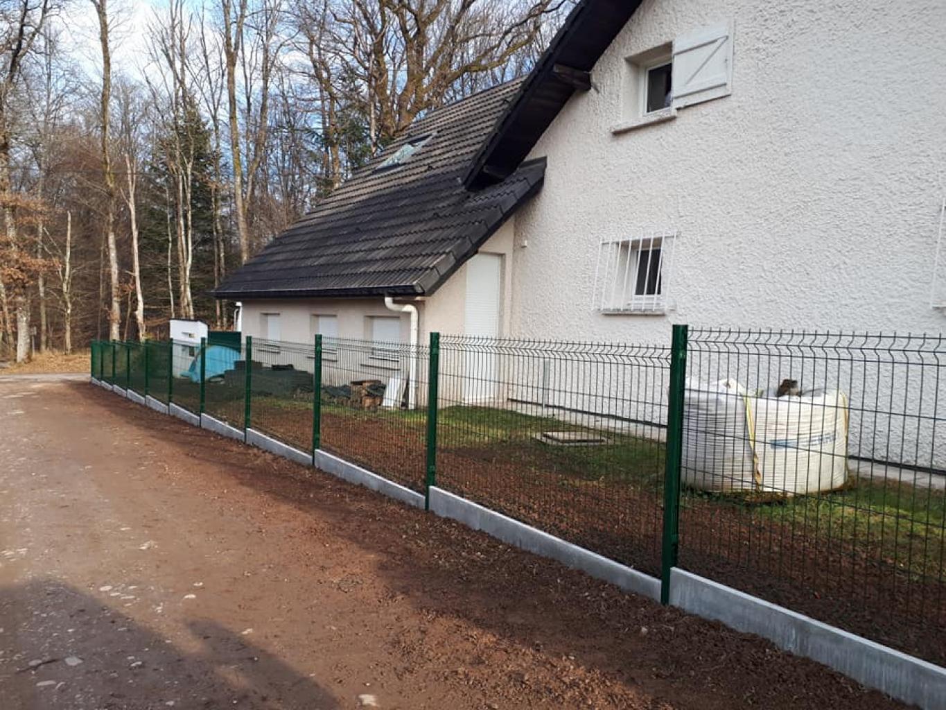 Mise en place d'une clôture rigide avec dalle de soubassement à côté d'Épinal