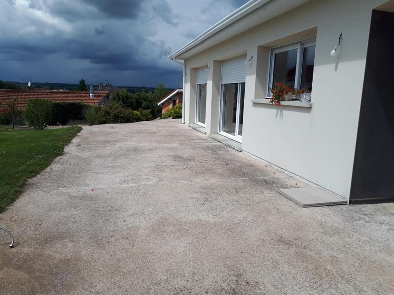 Réalisation d'une belle terrasse en grès cérame multiformat Polis