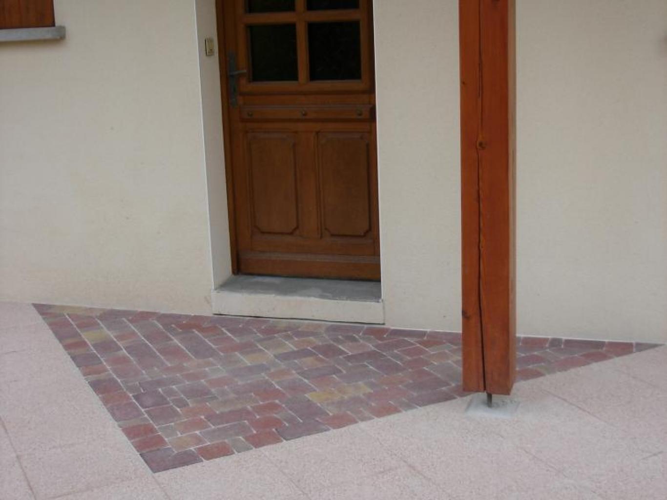 Création d'une terrasse sur trois côtés d'une maison d'habitation