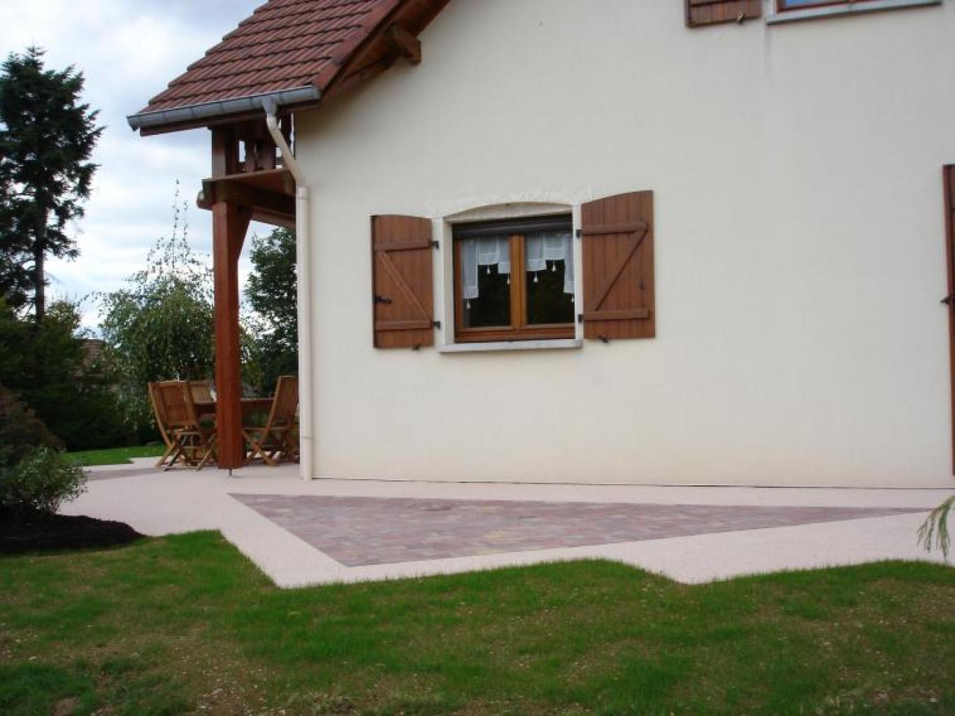 Création d'une terrasse sur trois côtés d'une maison d'habitation