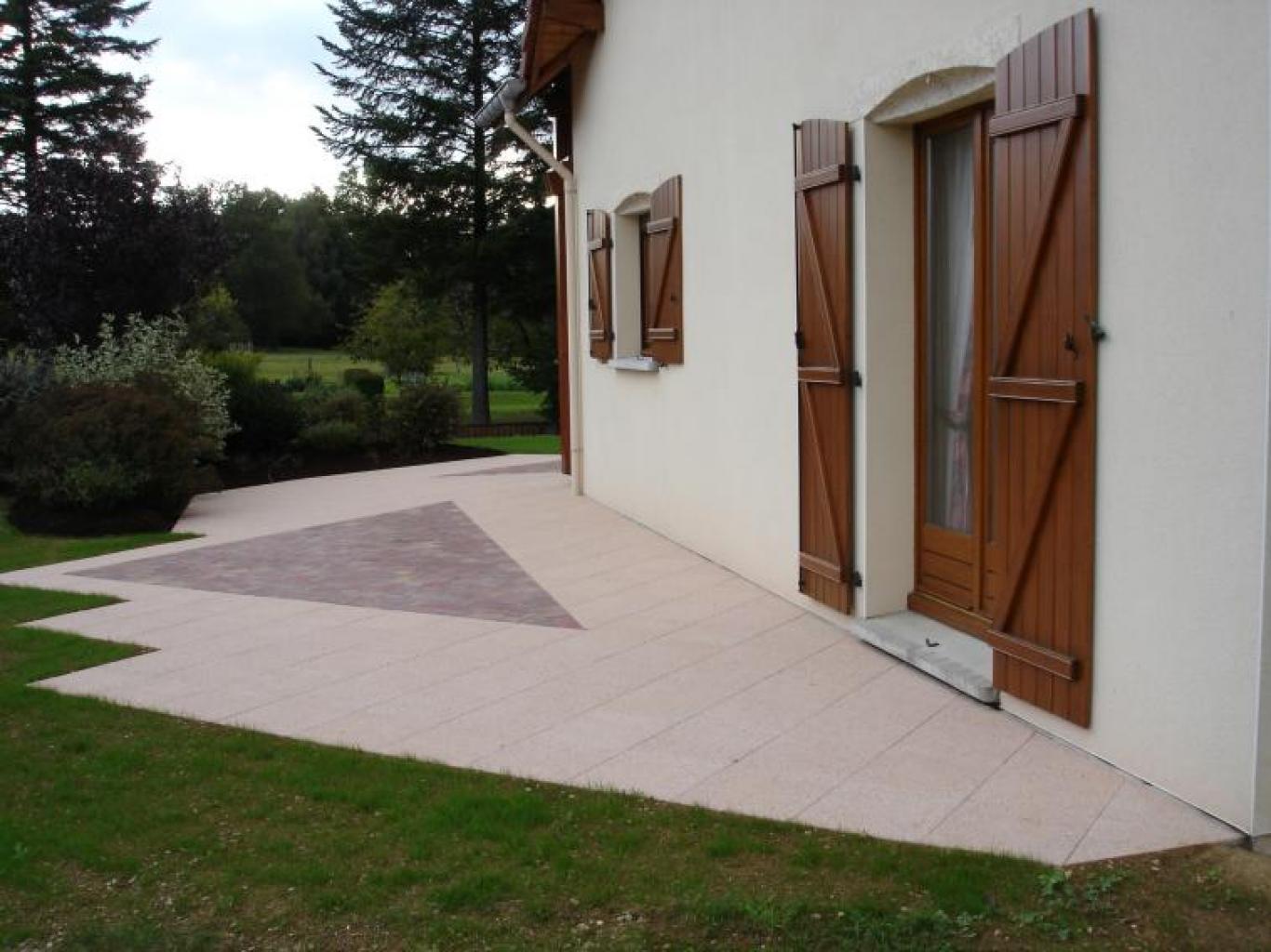 Création d'une terrasse sur trois côtés d'une maison d'habitation