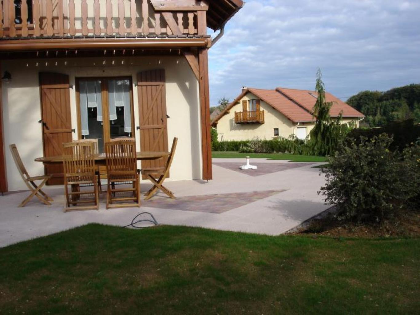 Création d'une terrasse sur trois côtés d'une maison d'habitation